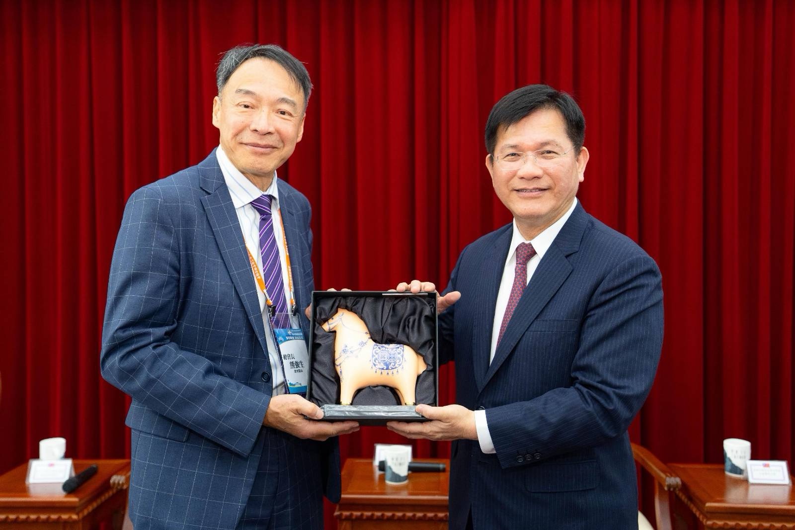 圖說四:外交部長林佳龍(右)贈禮「第32屆世界台灣商會聯合總會回國訪問團」總會長熊強生(左)。