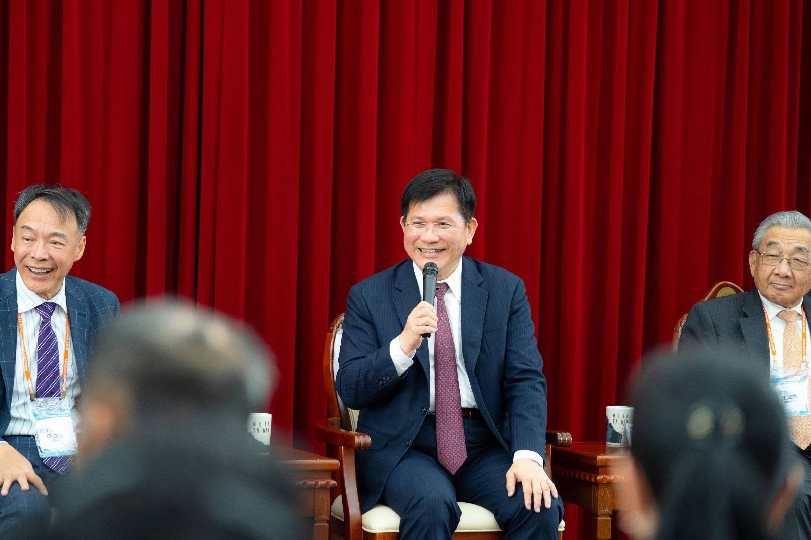 圖說三:外交部長林佳龍(中)與「第32屆世界台灣商會聯合總會回國訪問團」,就當前國際經貿情勢、總合外交、榮邦計畫及台商全球布局等議題交換意見。