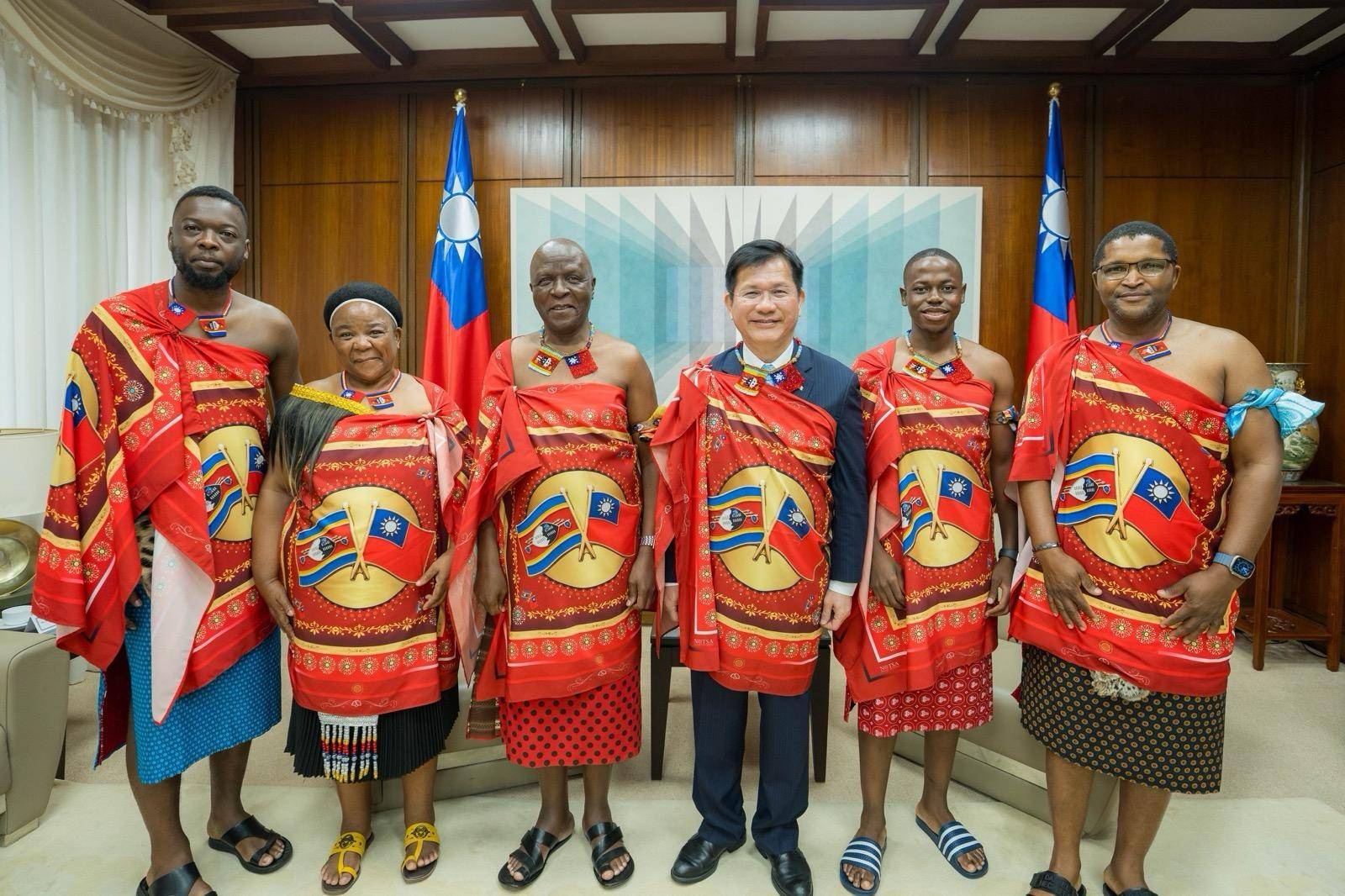 圖說三:外交部長林佳龍(右三)與史瓦帝尼王國司法暨憲政部長席梅拉內親王(Prince Simelane Dlamini,左三)夫婦及訪團成員合影。