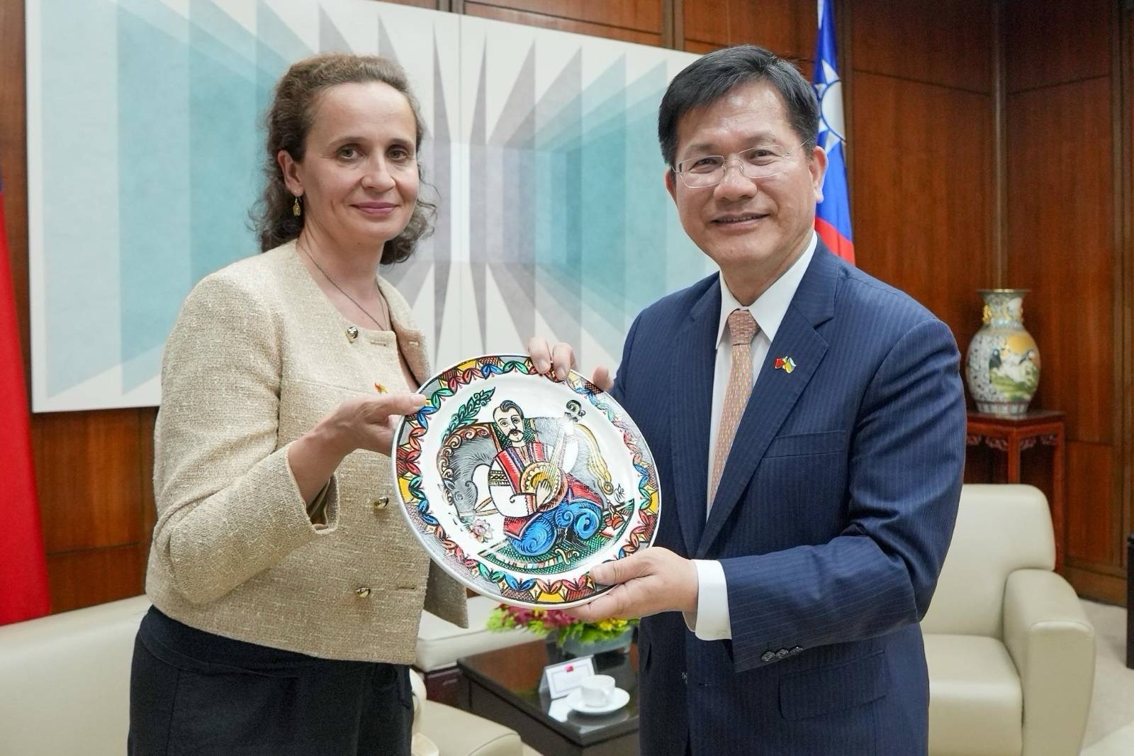 圖說二:烏克蘭國會「基礎建設及交通委員會」首席副主席希兒科(Yulia Sirko,左)致贈烏克蘭傳統手繪裝飾陶盤予外交部長林佳龍(右)。