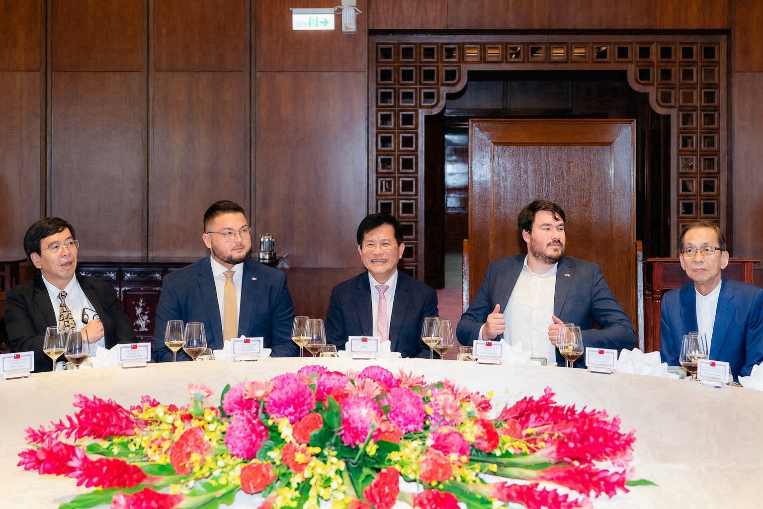 圖說三:外交部長林佳龍午宴斯洛維尼亞斯民黨(SDS)國會議員及青年幹部訪團,與斯國議員博拉傑(Andrej Poglajen,左二)及西蒙尼(Luka Simonič,右二)等訪賓就台斯關係交換意見。
