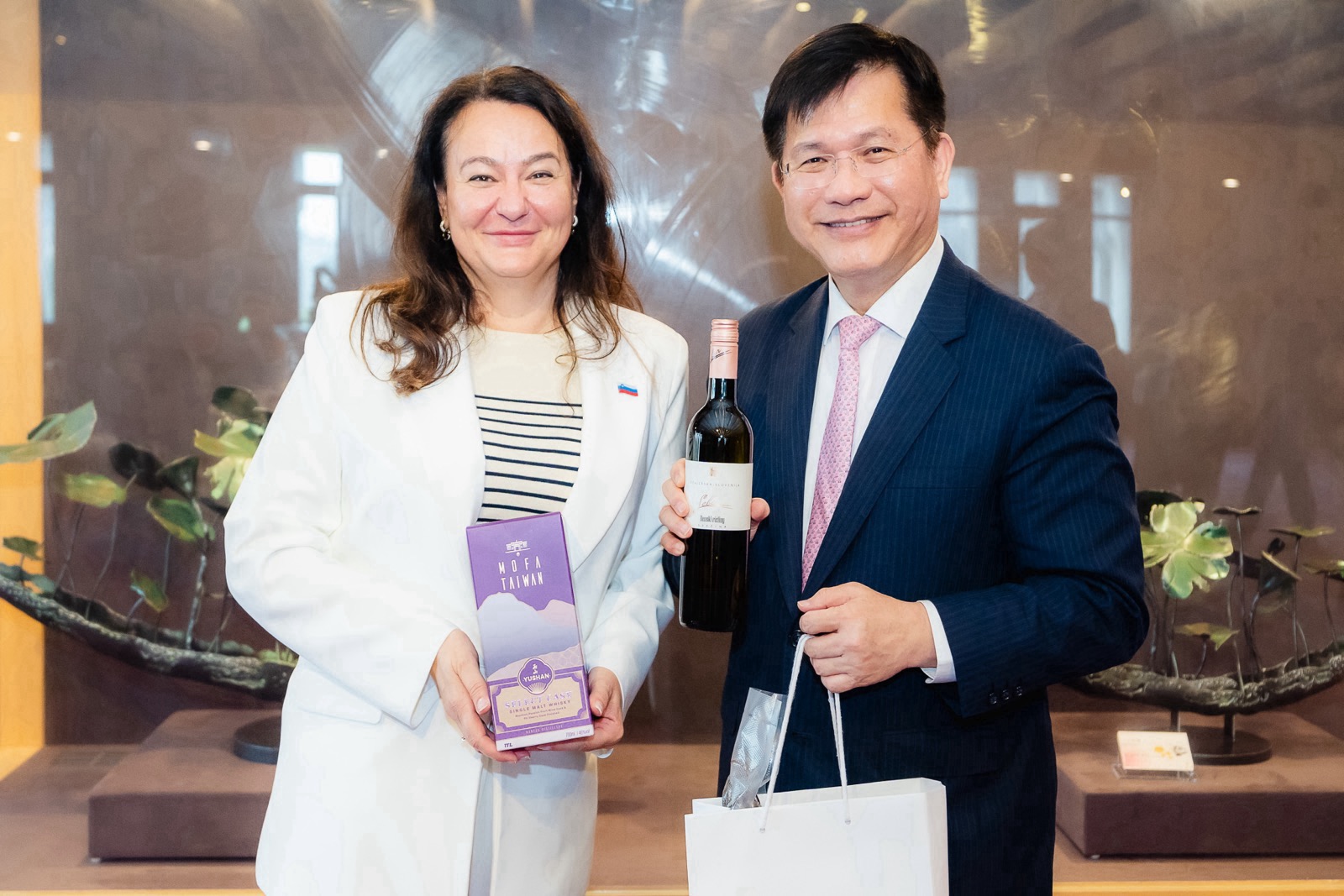 圖說二:外交部長林佳龍與斯洛維尼亞斯民黨(SDS)國會議員齊安亞(Anja Bah Žibert)合影。