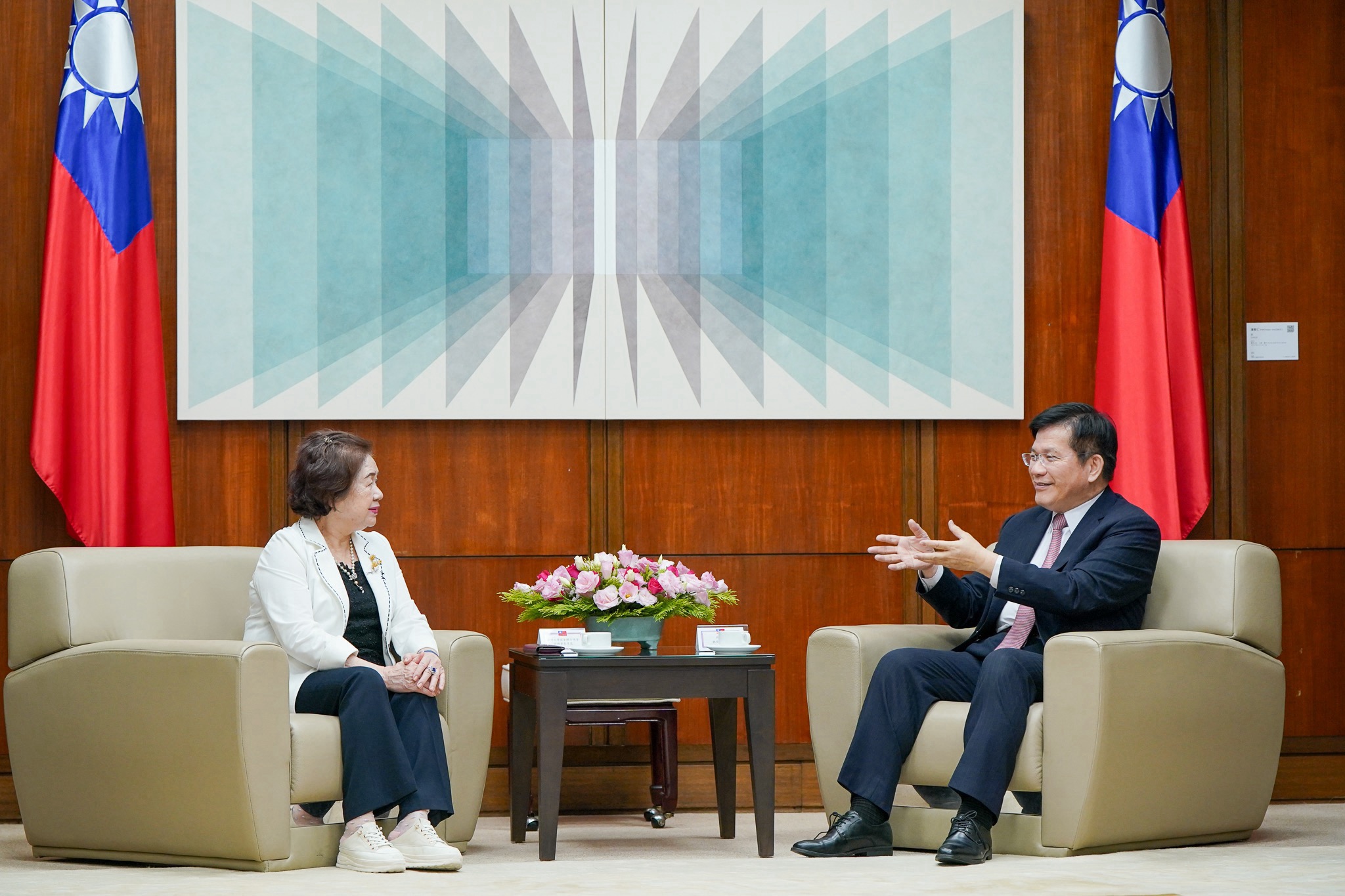 圖說二:外交部長林佳龍與「亞洲台灣商會聯合總會」就亞洲各國經貿合作交換意見。