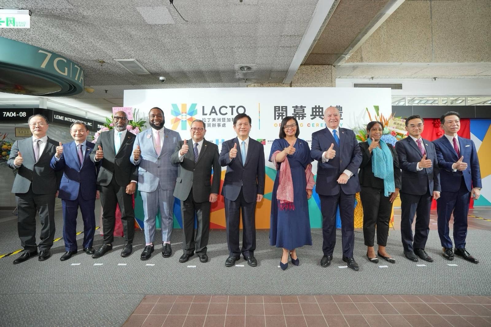圖說三:外交部長林佳龍(中)、瓜地馬拉駐台大使艾特維(左5)、貝里斯駐台大使梅凱瑟(右5)、駐聖克里斯多及尼維斯駐台大使范東亞(左4)、巴拉圭駐台大使傅達耀(右4)、聖文森及格瑞那丁駐台大使姜康特(左3)、聖露西亞駐台臨時代辦費若芬(右3)共同出席拉丁美洲暨加勒比海經貿辦事處(LACTO)開幕典禮,與外交部拉丁美洲及加勒比海司司長韓志正(左2)、國際合作及經濟事務司副司長陳敬一(右2)、財團法人國際合作發展基金會副祕書長史立軍(左一)及LACTO主任詹朝富(右1)合影。