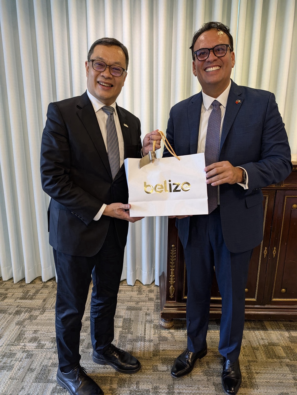 圖說三:貝里斯經濟轉型部國務部長馬傲蒙(Osmond Martinez,右)與外交部政務次長陳明祺(左)互贈禮品。