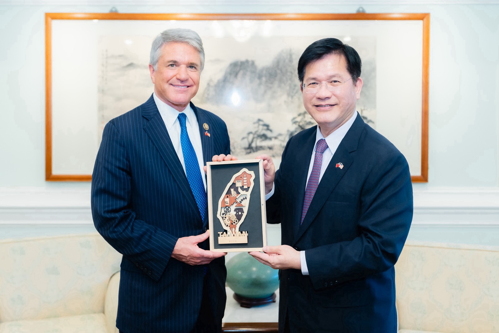 圖說五:外交部長林佳龍(右)贈送麥考爾榮譽主席(Michael McCaul,左)結合台灣各地特色的紀念禮品。
