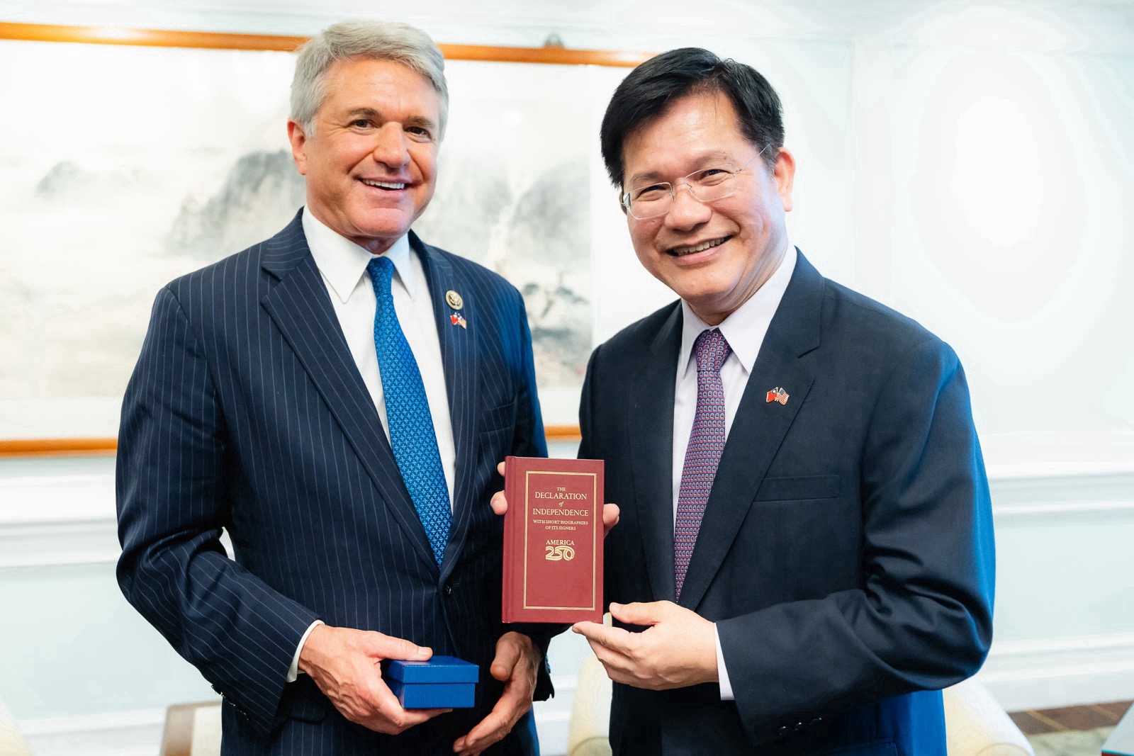 圖說四:麥考爾榮譽主席(Michael McCaul,左)贈送外交部長林佳龍(右)美國建國250週年紀念禮品。