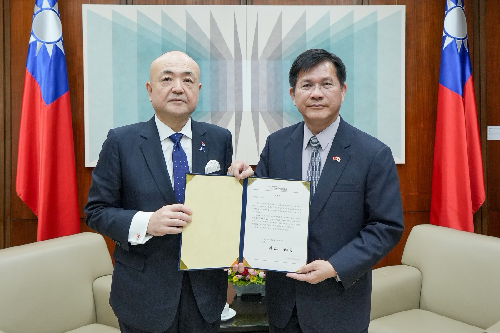 圖說(二):日本台灣交流協會台北事務所代表片山和之(左)向外交部長林佳龍(右)遞交日方感謝函。