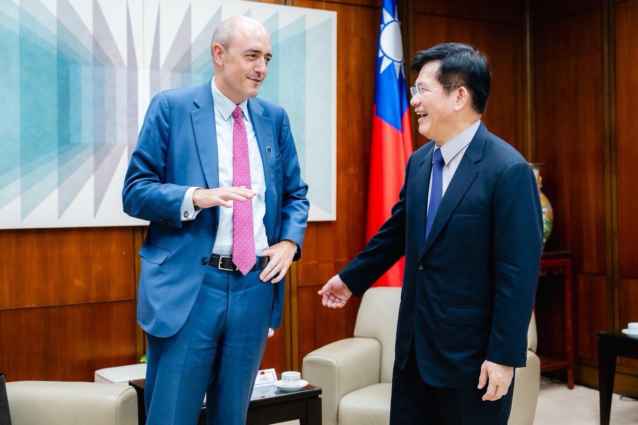 圖說三:外交部長林佳龍(右)與傅萊(Jamie Fly)執行長(左)親切互動。