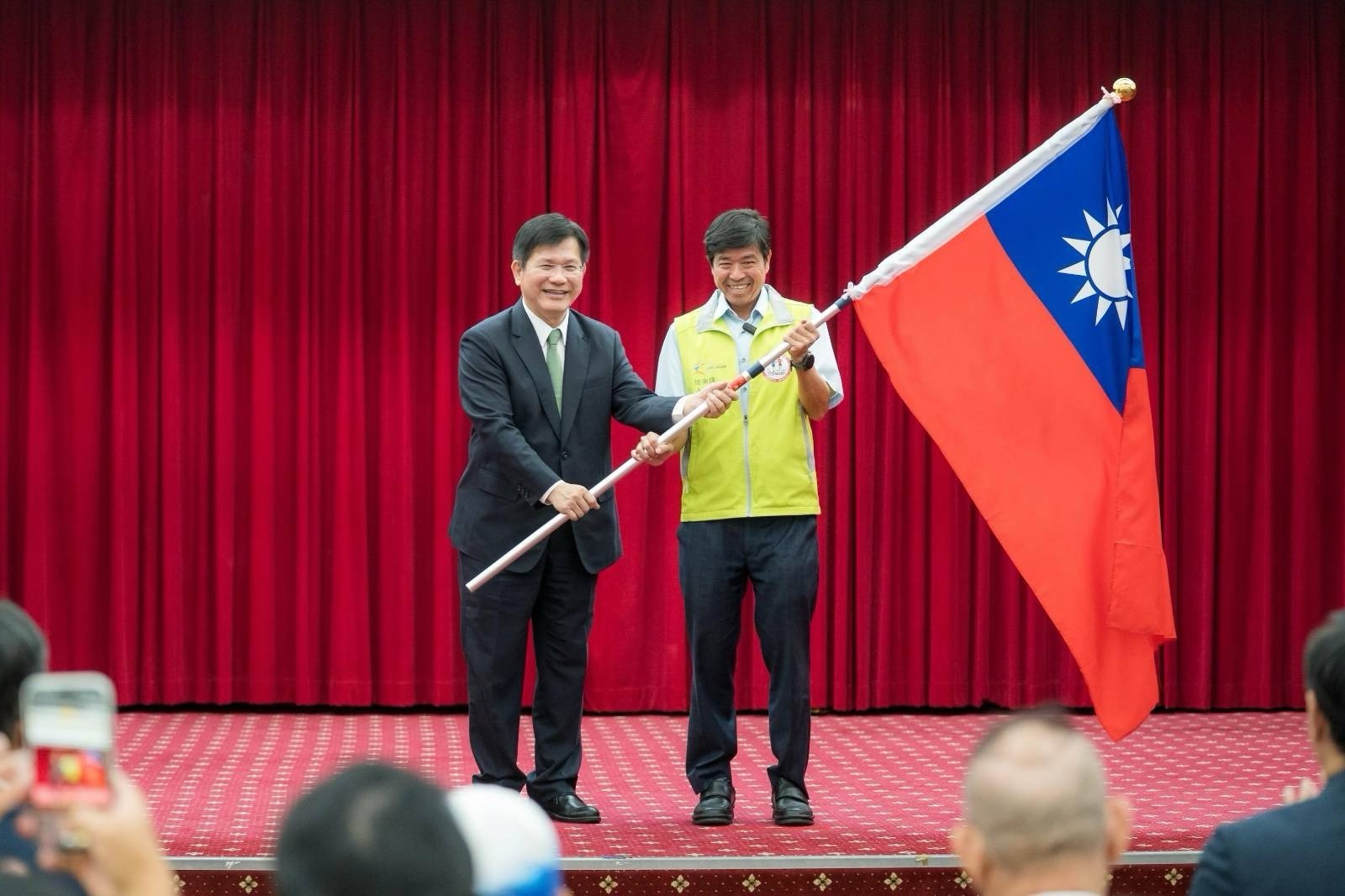 圖說二:外交部長林佳龍(左)授旗給郭瑞和理事長(右)並為代表團加油打氣。