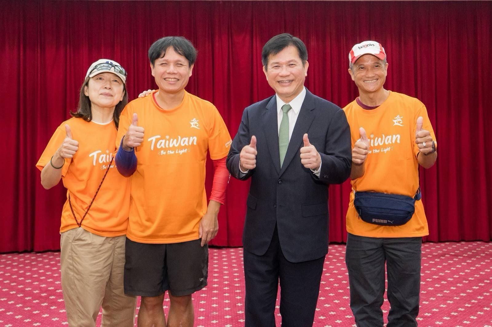 圖說五:外交部長林佳龍(右二)與視障跑者古奇哲(左二)等人合影。