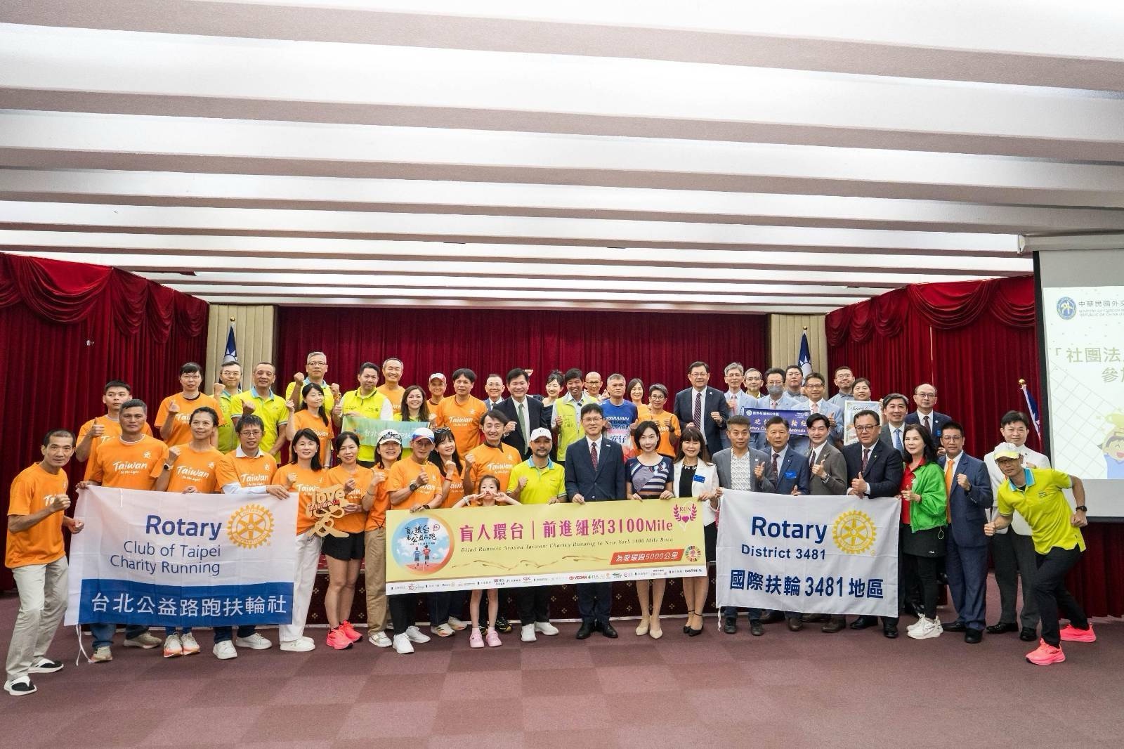 圖說四:外交部長林佳龍與參與授旗儀式全體成員合影。