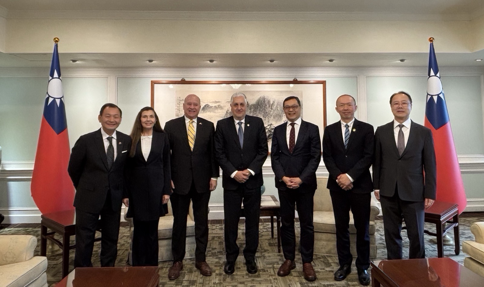 圖說三:外交部政務次長陳明祺(右三)午宴巴拉圭外交部行政及技術事務次長阿藍達(Miguel Ángel Aranda,右四),並與與宴之巴拉圭駐台大使傅達耀(Dario Filártiga Ruiz Díaz)夫婦(左二、左三 )、內政部移民署副署長謝文忠(右二)、國合會副秘書長史立軍(右一)及外交部拉丁美洲及加勒比海司長韓志正(左一)合影。