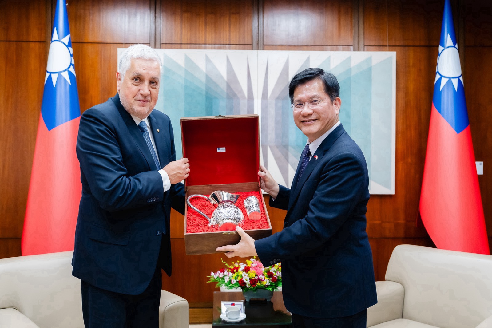 圖說二:巴拉圭外交部行政及技術事務次長阿藍達(Miguel Ángel Aranda,左)致贈外交部長林佳龍(右)禮品。