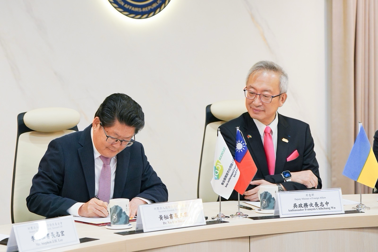 圖說三:外交部政務次長吳志中(右)見證外交部委託國合會秘書長黃玉霖(左)與利沃夫市政府等合作執行單位簽署智慧醫療合作瞭解備忘錄。