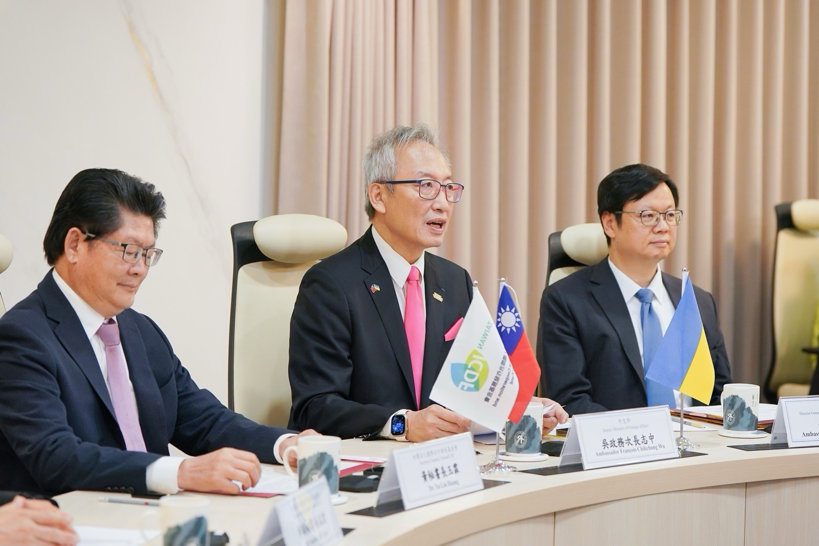 圖說二:外交部政務次長吳志中(中)致詞重申台灣堅定支持烏克蘭。