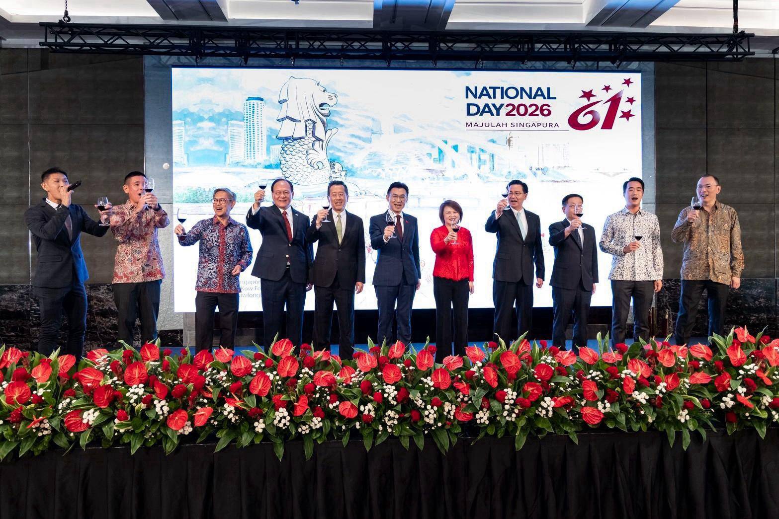 圖說三：與會貴賓在新加坡駐台北商務辦事處代表符秀麗（Foo Teow Lee，右五）伉儷帶領下以新加坡傳統「Yum Seng」儀式共襄祝賀。