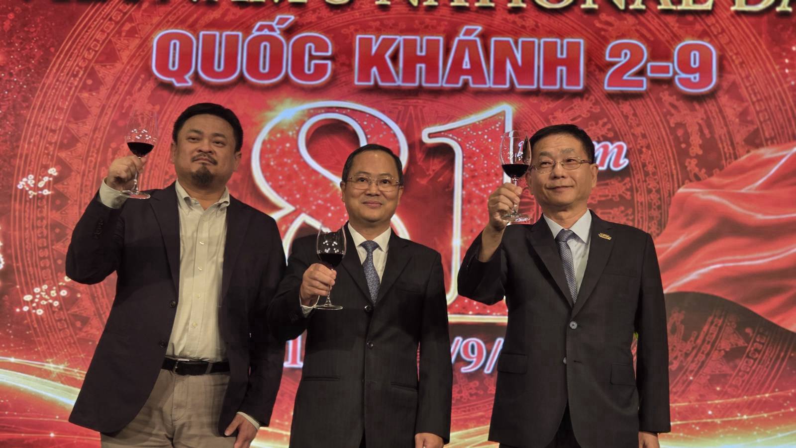 圖說三:駐台北越南經濟文化辦事處代表潘喬鍾(中)與外交部常務次長葛葆萱(右)及勞動部部長洪申翰(左)共同舉杯祝賀越南81週年國慶。