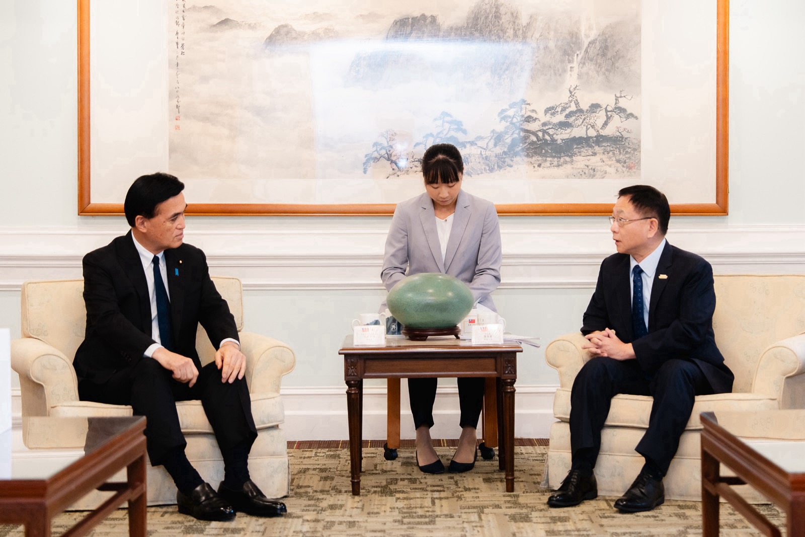 圖說二:外交部常務次長葛葆萱(右)與日本前農林水產大臣小里泰弘眾議員(左)交換意見。