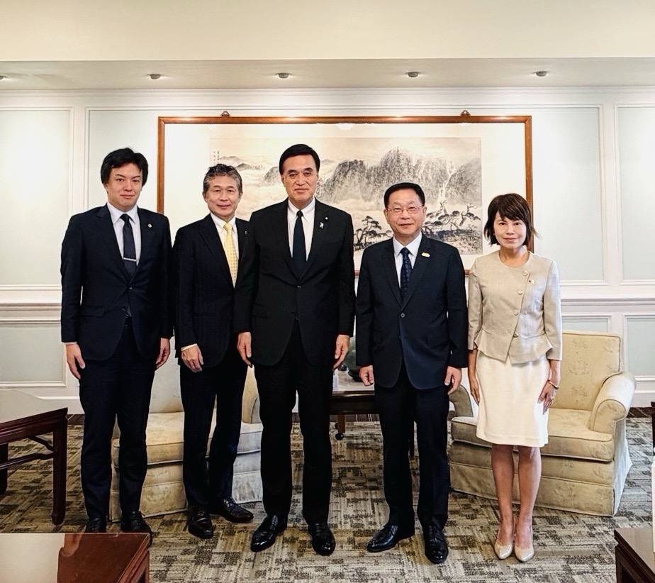 圖說三:外交部常務次長葛葆萱(右二)與日本前農林水產大臣小里泰弘眾議員(中)合影。
