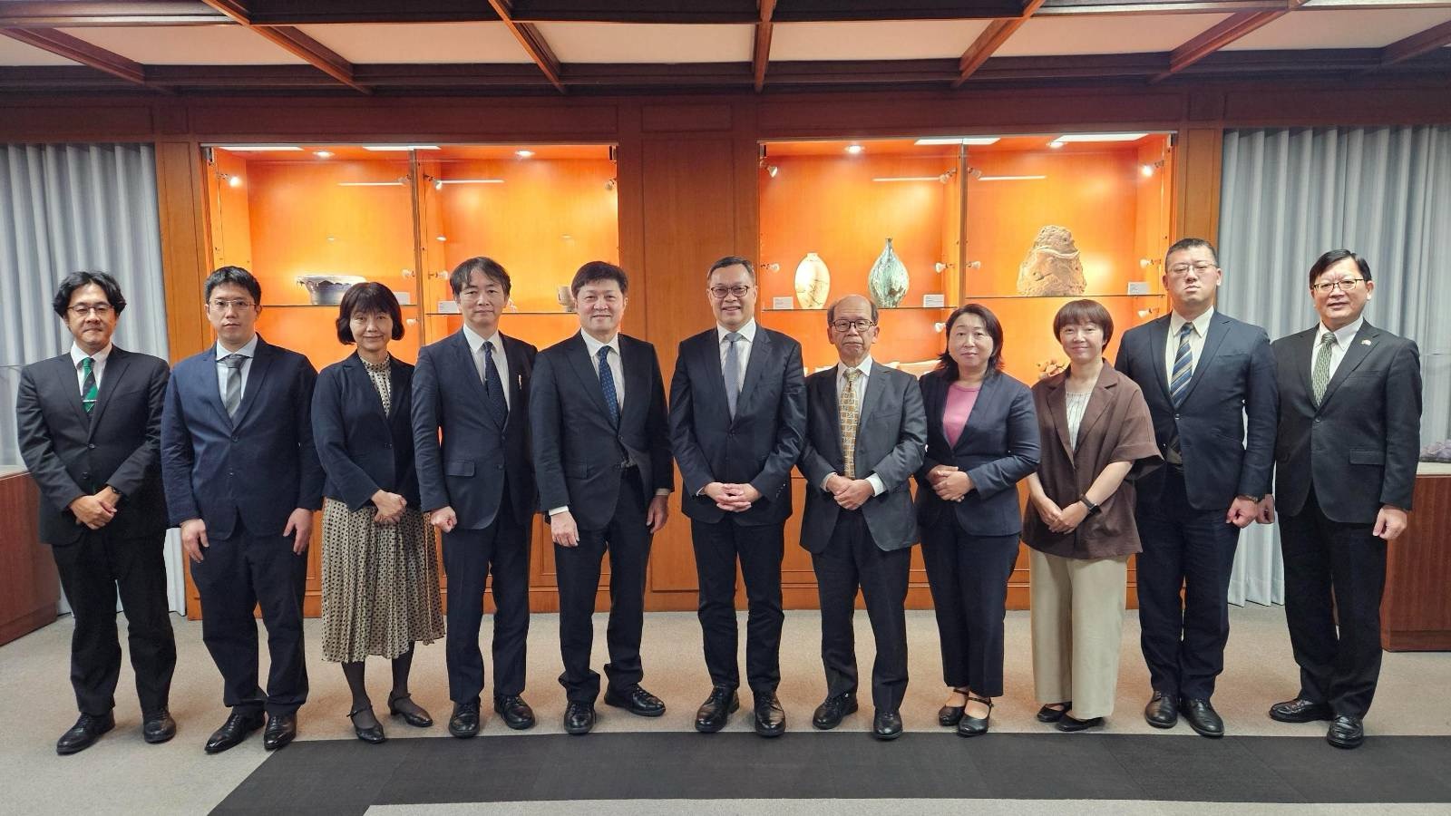 圖說二:外交部政務次長陳明祺(中)與日本東京大學兩岸關係研究小組合影。