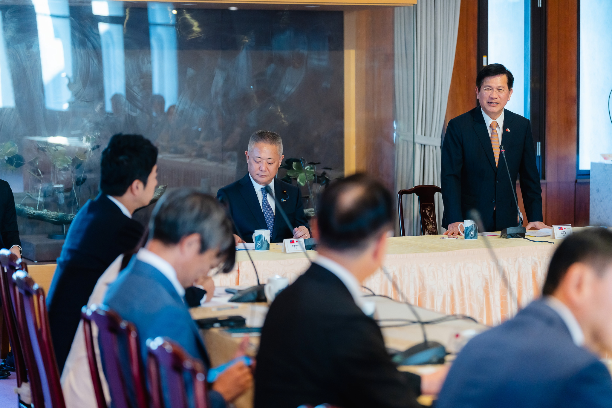 圖說二:外交部長林佳龍(右)與「日本維新會.中華民國(台灣)友好研討會台灣訪問團」交換意見。