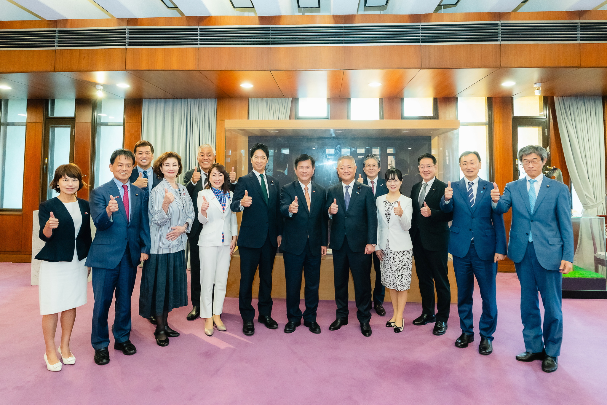 圖說三:外交部長林佳龍(中)與「日本維新會.中華民國(台灣)友好研討會台灣訪問團」紀念合影。