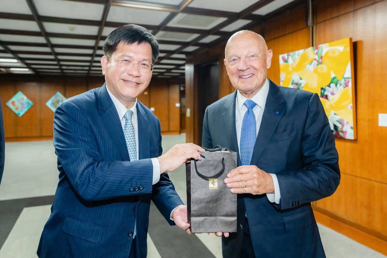 圖說二:外交部長林佳龍致贈史丹福大學胡佛研究所「台灣在印太地區」(TIPR)計畫共同主持人埃利斯(James O. Ellis)將軍紀念品。