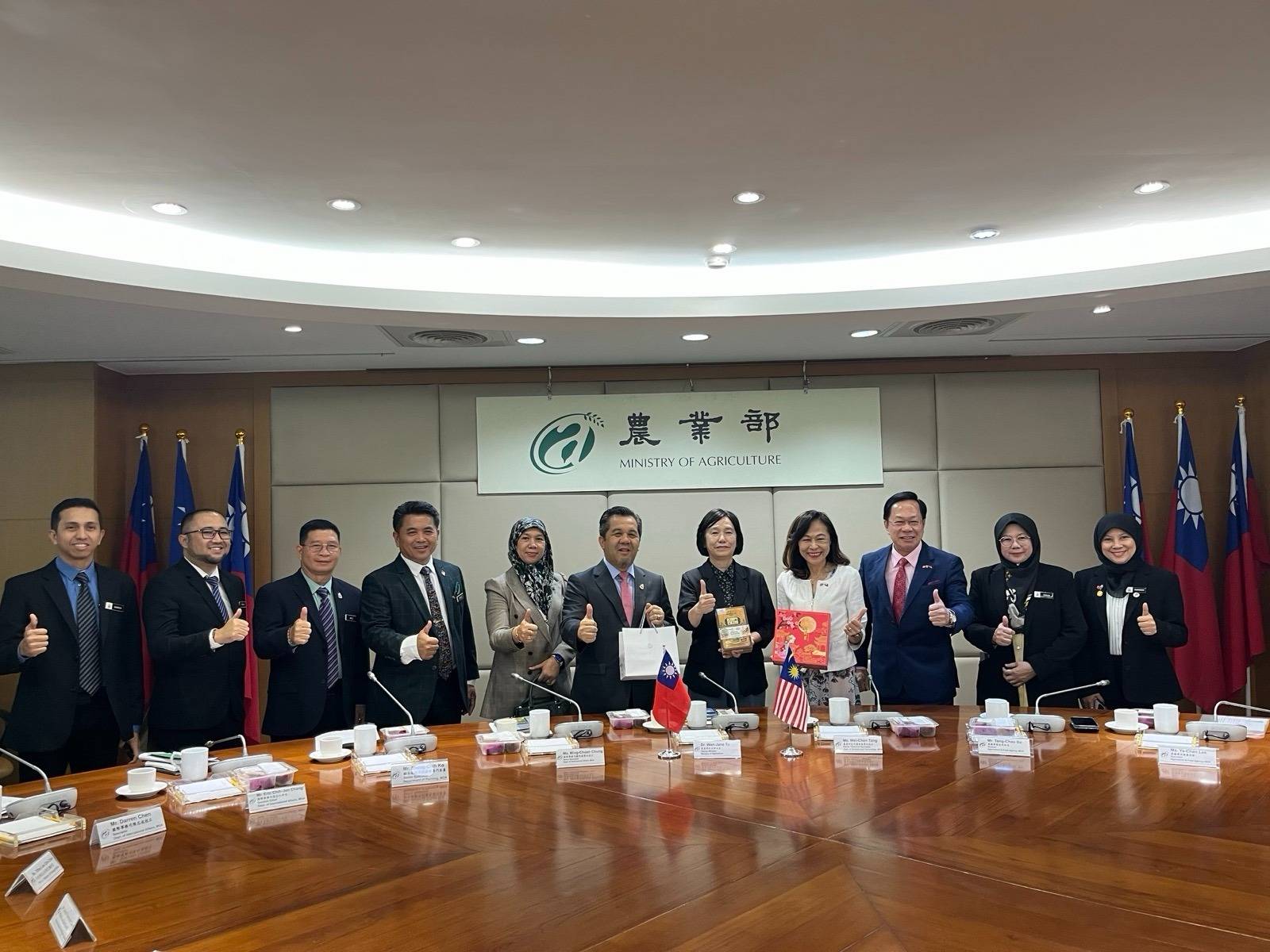 圖說二:馬來西亞沙巴州訪團拜會農業部常務次長杜文珍(右五),交流台灣與沙巴未來農業合作方向。