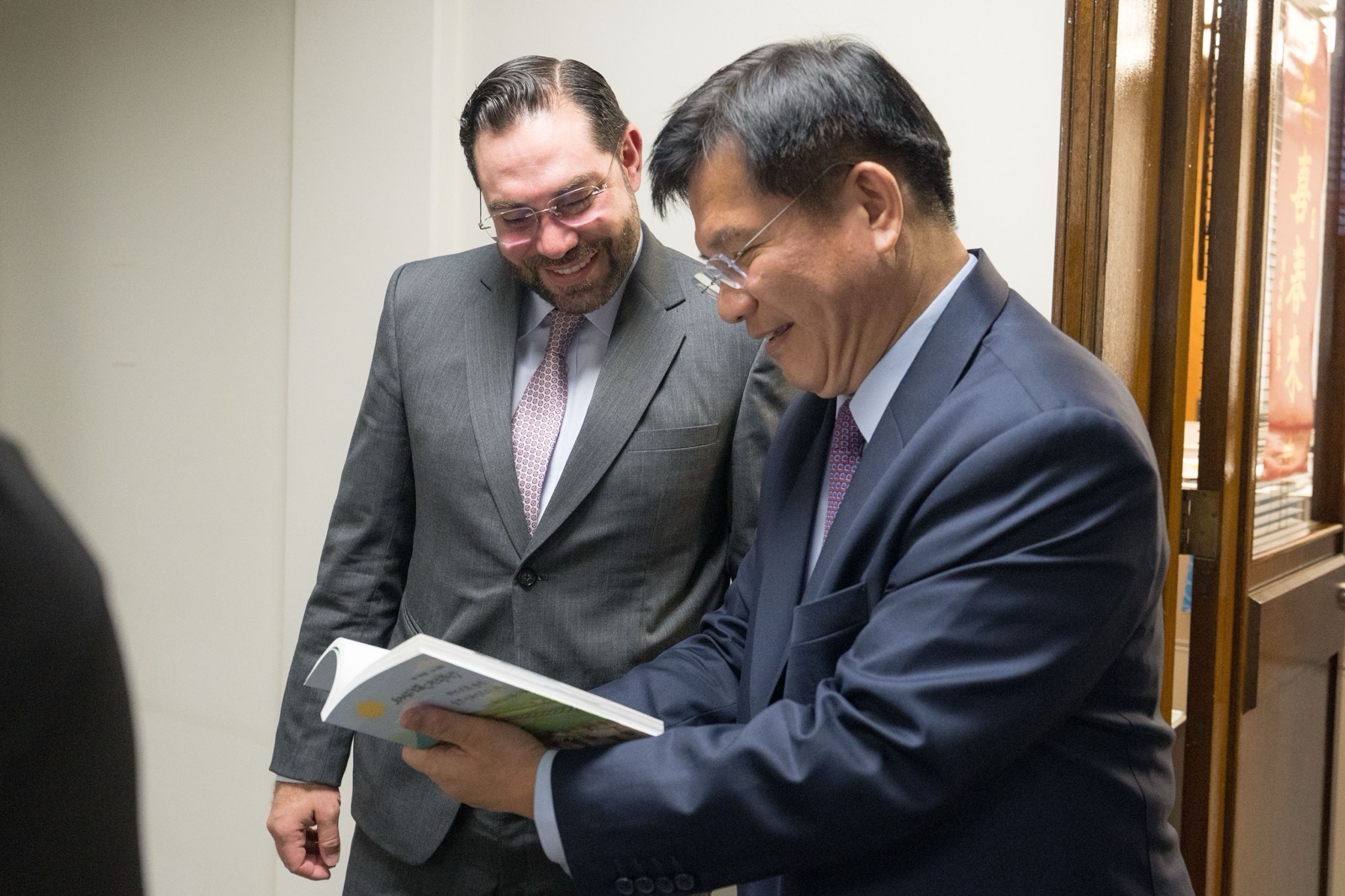 圖說三:外交部長林佳龍(右一)贈送並介紹由部長導讀的觀光旅遊書。