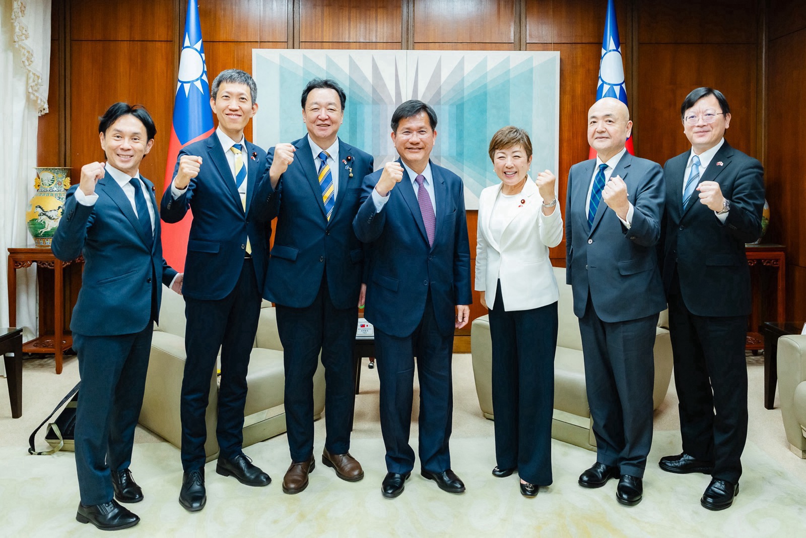 圖說三:外交部長林佳龍(中)與日本國民民主黨選舉對策委員長村岡敏英眾議員(左三)一行合影。