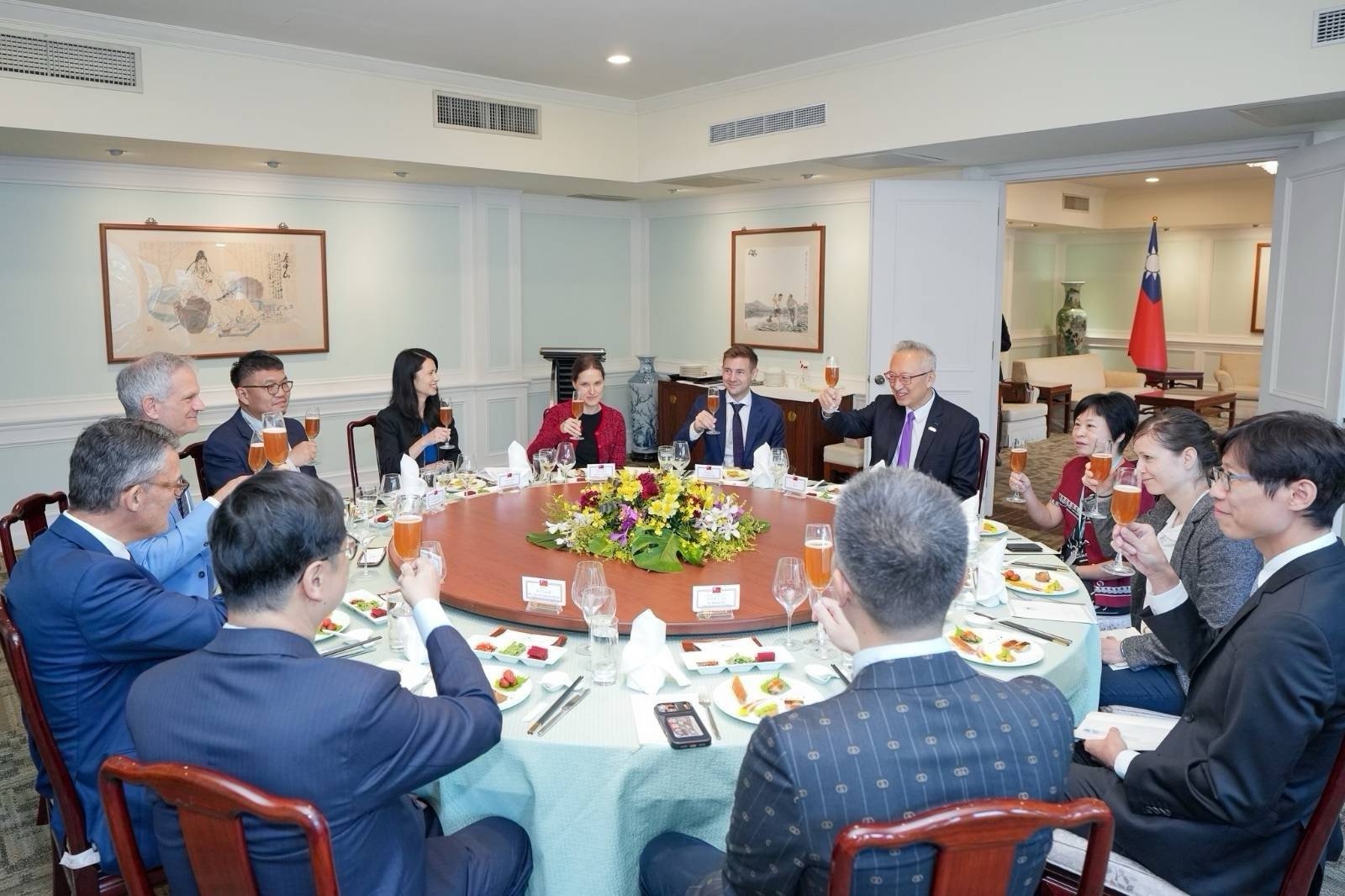 圖說三:外交部政務次長吳志中款宴德國國會外交委員會議員齊舍偉特(Roderich Kiesewetter)。
