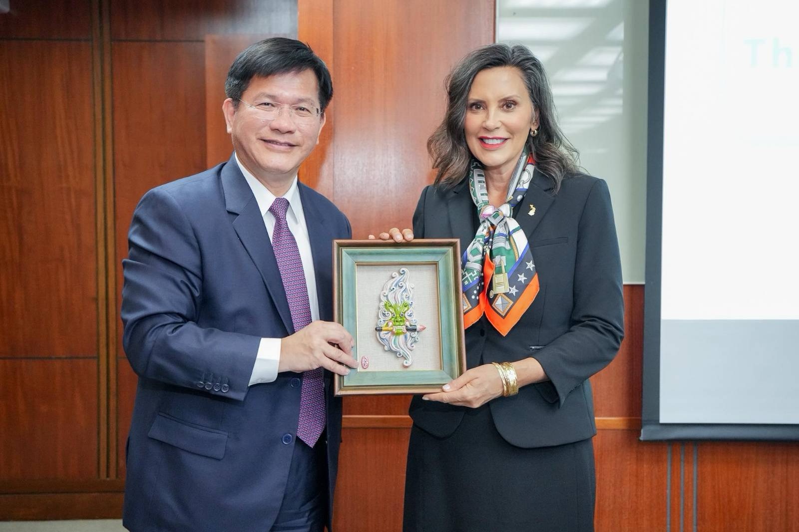 圖說二:外交部長林佳龍(左)致贈密西根州州長魏美桂(Gretchen Whitmer,右)台灣意象之紀念品。