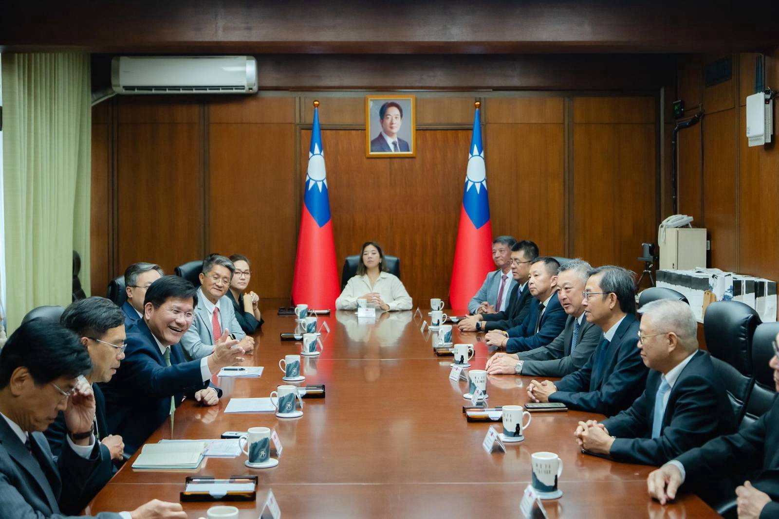 圖說二:外交部長林佳龍(左三)與中南美洲台灣商會聯合總會成員意見交流。