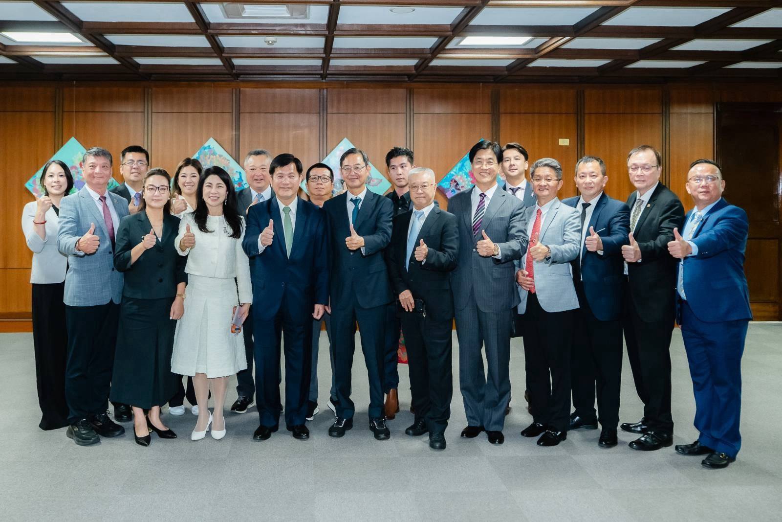 圖說三:外交部長林佳龍(前排左四)與「第31屆中南美洲台灣商會聯合總會回國訪問團」合影。