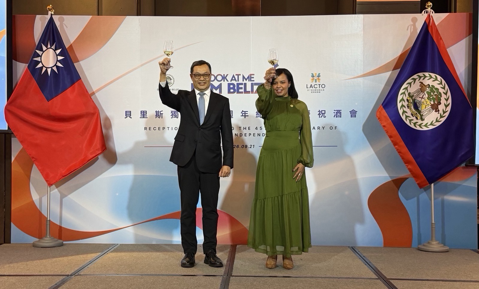 圖說二:外交部政務次長陳明祺(左)與貝里斯駐台大使梅凱瑟(Katherine Vanessa Meighan)(右)邀請與會貴賓舉杯祝賀。