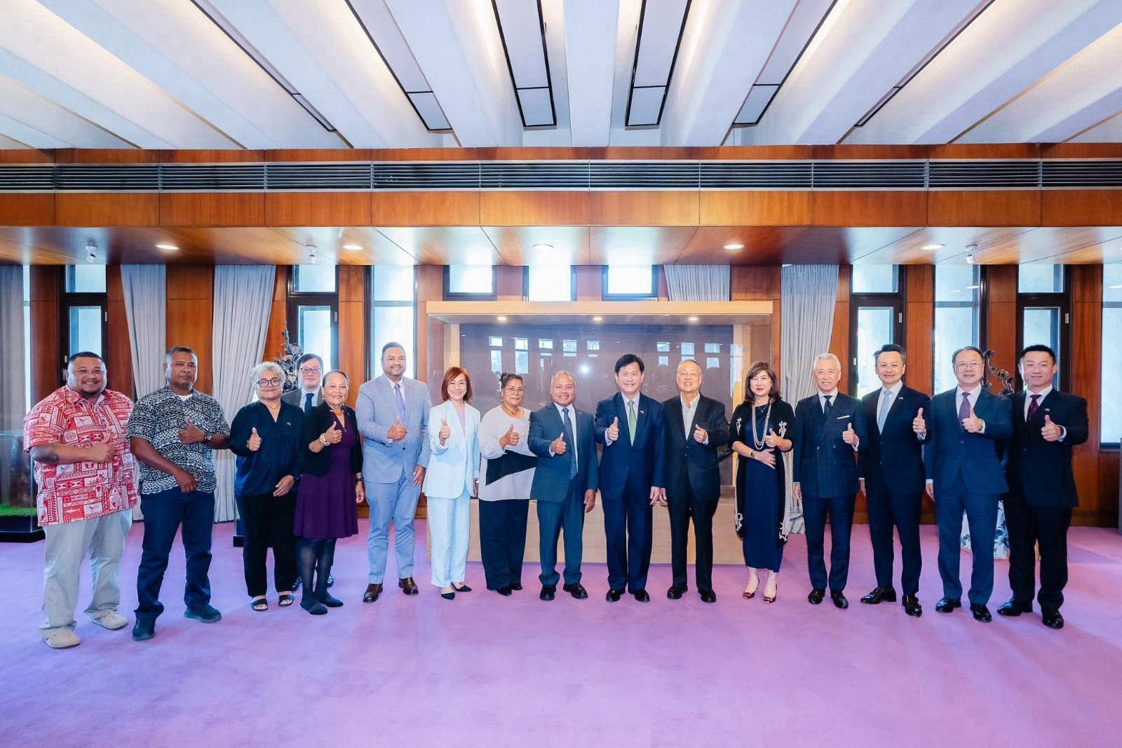 圖說四:外交部長林佳龍(右七)與帛琉共和國副總統兼衛生部長歐宜樓伉儷(The Hon. Raynold B. Oilouch,左九及左八)及與宴貴賓合影。
