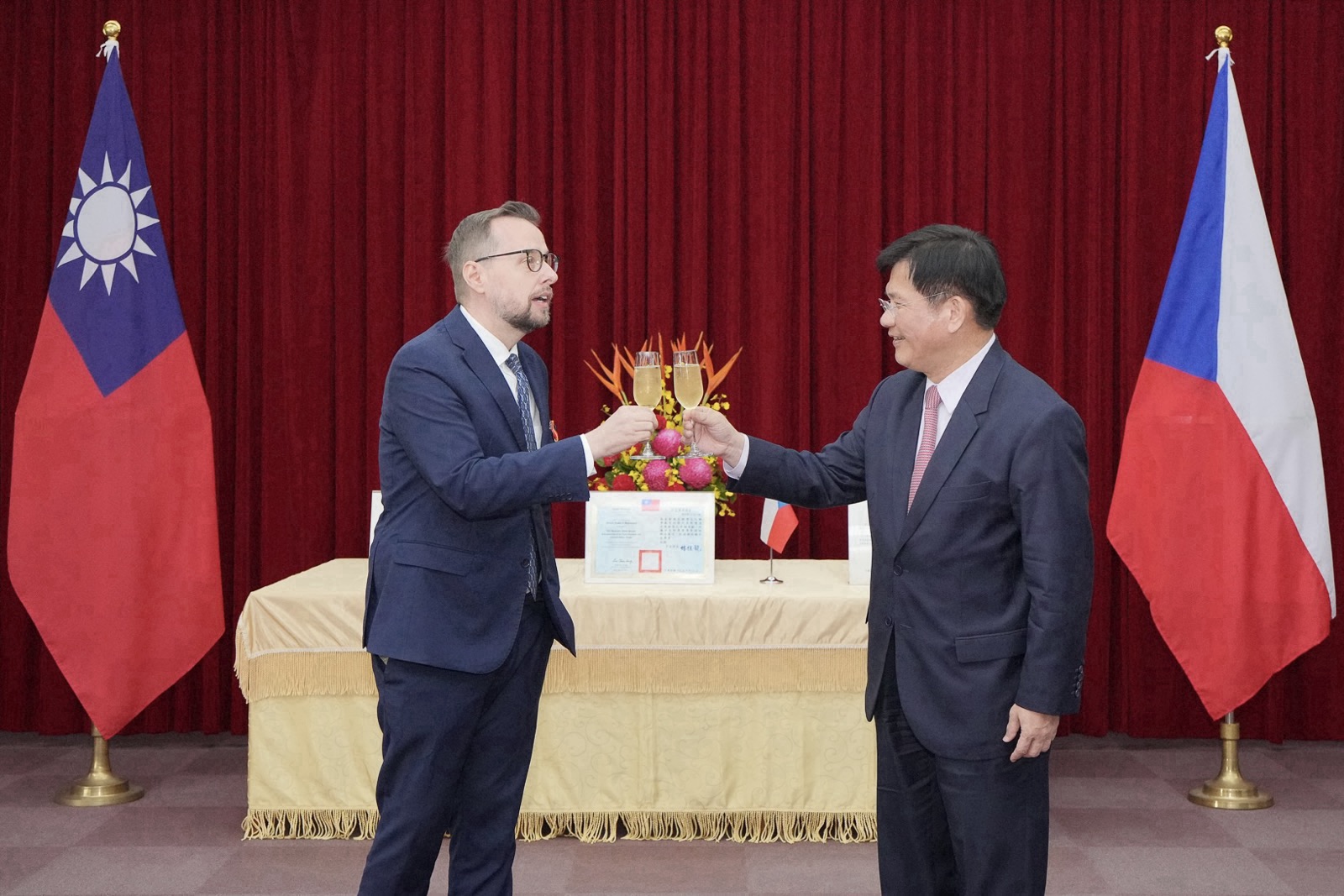 圖說二:外交部長林佳龍祝賀捷克經濟文化辦事處代表史坦格(David Steinke)獲頒「特種外交獎章」。