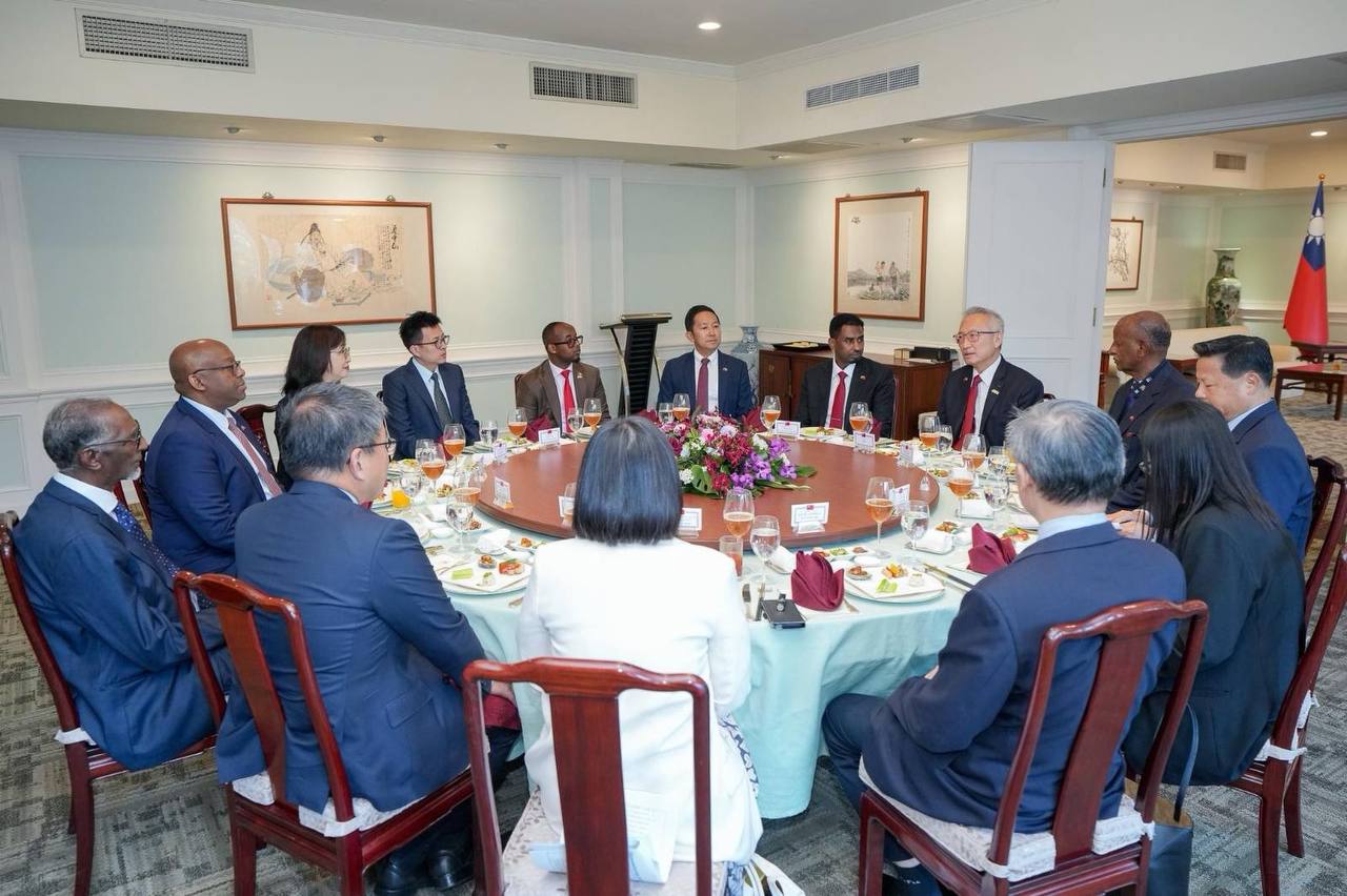 圖說三:外交部政務次長吳志中(右五)設宴歡迎索馬利蘭共和國內政暨國安部長安達拉(Hon. Abdalle Mohamed Arab)一行。
