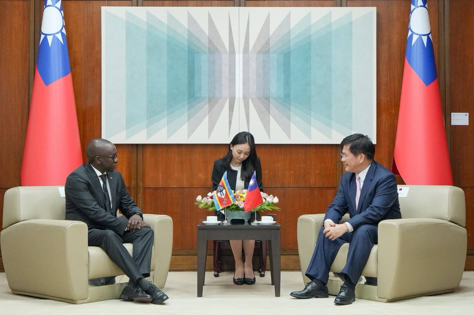 圖說二:外交部長林佳龍與史瓦帝尼王國新任駐台大使庫涅內(H.E. Amb. Vulindlela Kunene)就深化台史邦誼交換意見。