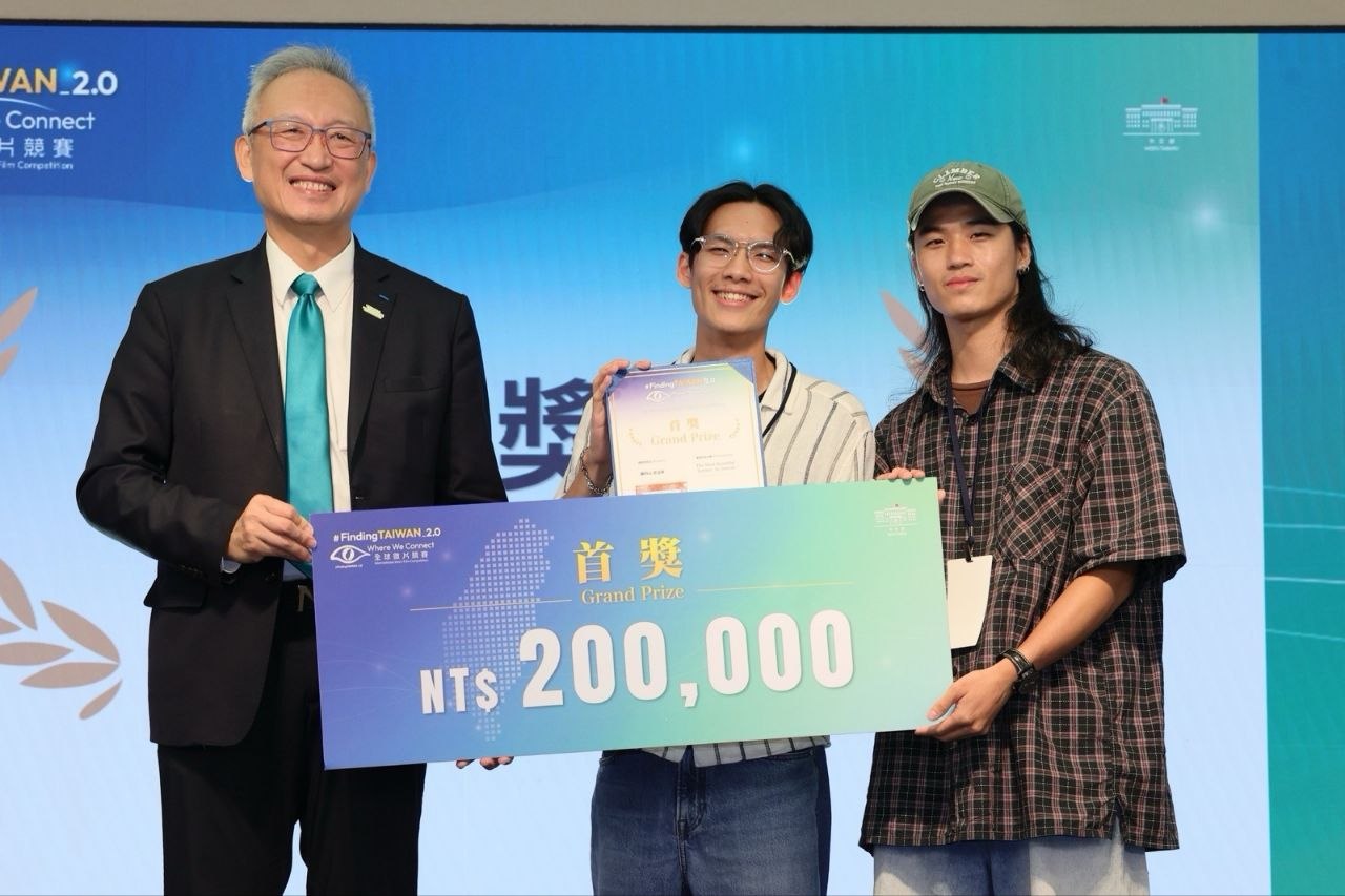 圖說二:外交部政務次長吳志中出席「#FindingTAIWAN_2.0:Where We Connect 全球徵片競賽」頒獎典禮與首獎陳昀(右)及梁嘉軒(中)合影。