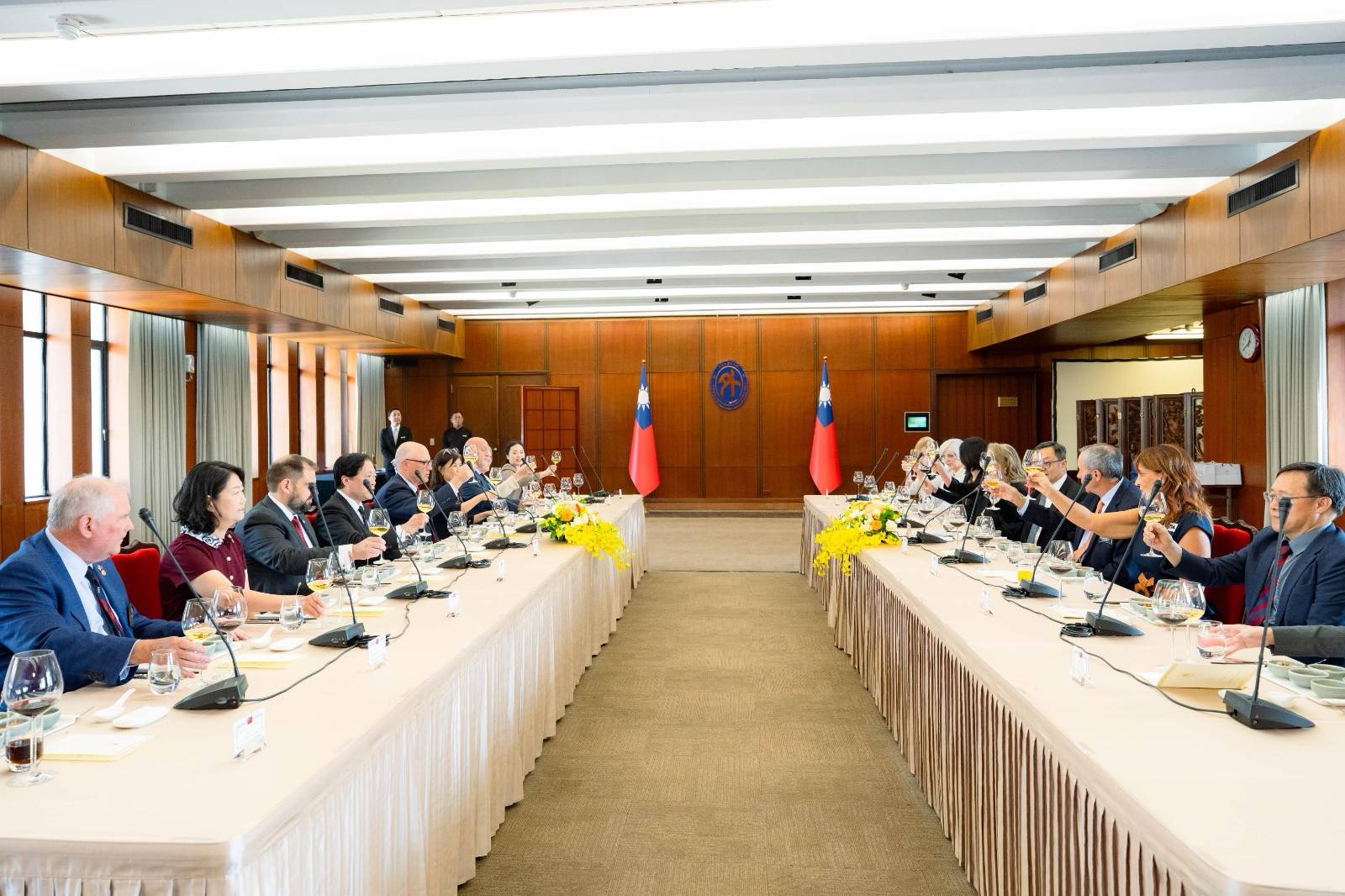 圖說二:外交部政務次長陳明祺及與會貴賓舉杯致意。