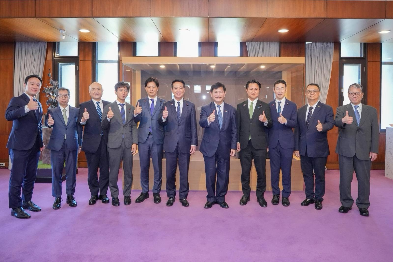圖說四:外交部長林佳龍(右五)與「日本維新會官民合作推進協議會」訪問團一行合影。