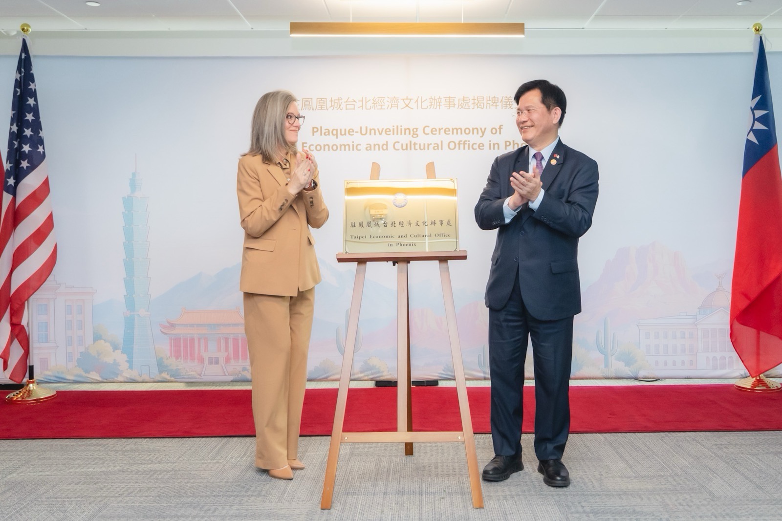 圖說三:外交部長林佳龍(右)及亞利桑納州州長郝愷悌(Kate Hobbs)(左)共同恭賀我國駐鳳凰城辦事處揭牌。