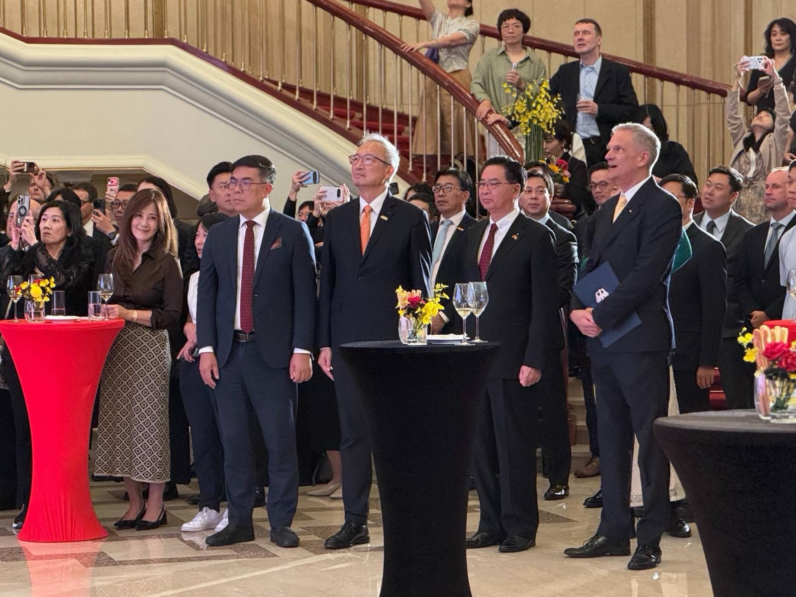 圖說二:外交部政務次長吳志中(前排左二)與德國在台協會處長狄嘉信(前排右一)、國家安全會議秘書長吳釗燮(前排右二)及環境部長彭啓明(前排左一)聆聽台北市立交響樂團演奏台德兩國國歌。