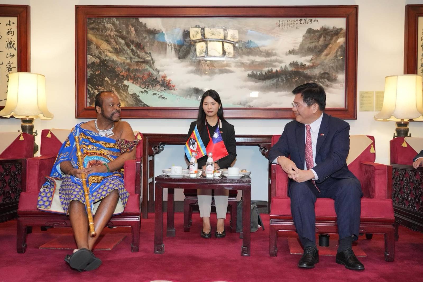 圖說三:外交部長林佳龍(右)歡迎與史瓦帝尼王國國王恩史瓦帝三世陛下(H.M. King Mswati Ⅲ,左)交談。