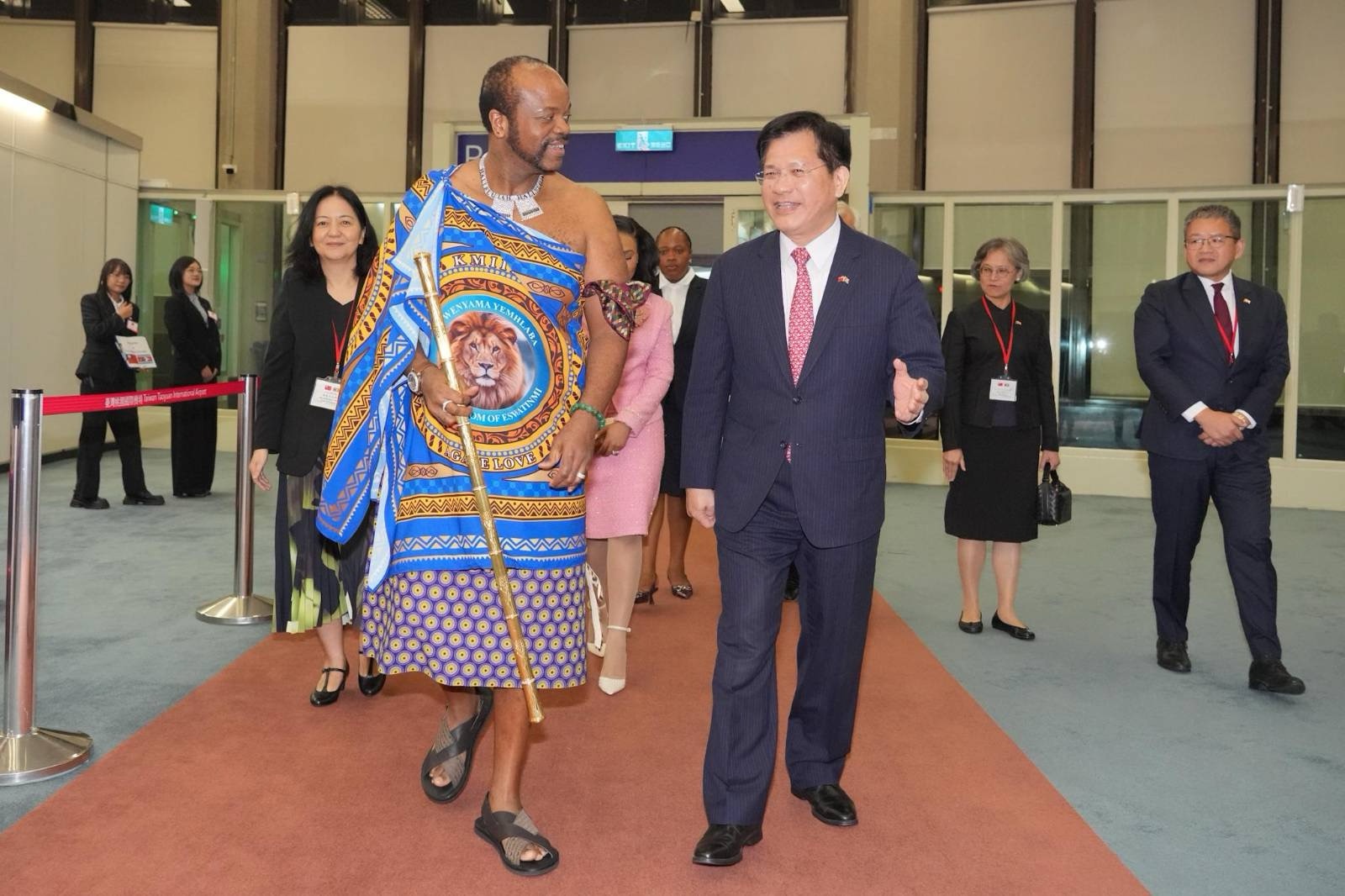圖說二:外交部長林佳龍(前排右)與史瓦帝尼王國國王恩史瓦帝三世陛下(H.M. King Mswati Ⅲ,前排左)共同步入機場國賓室。
