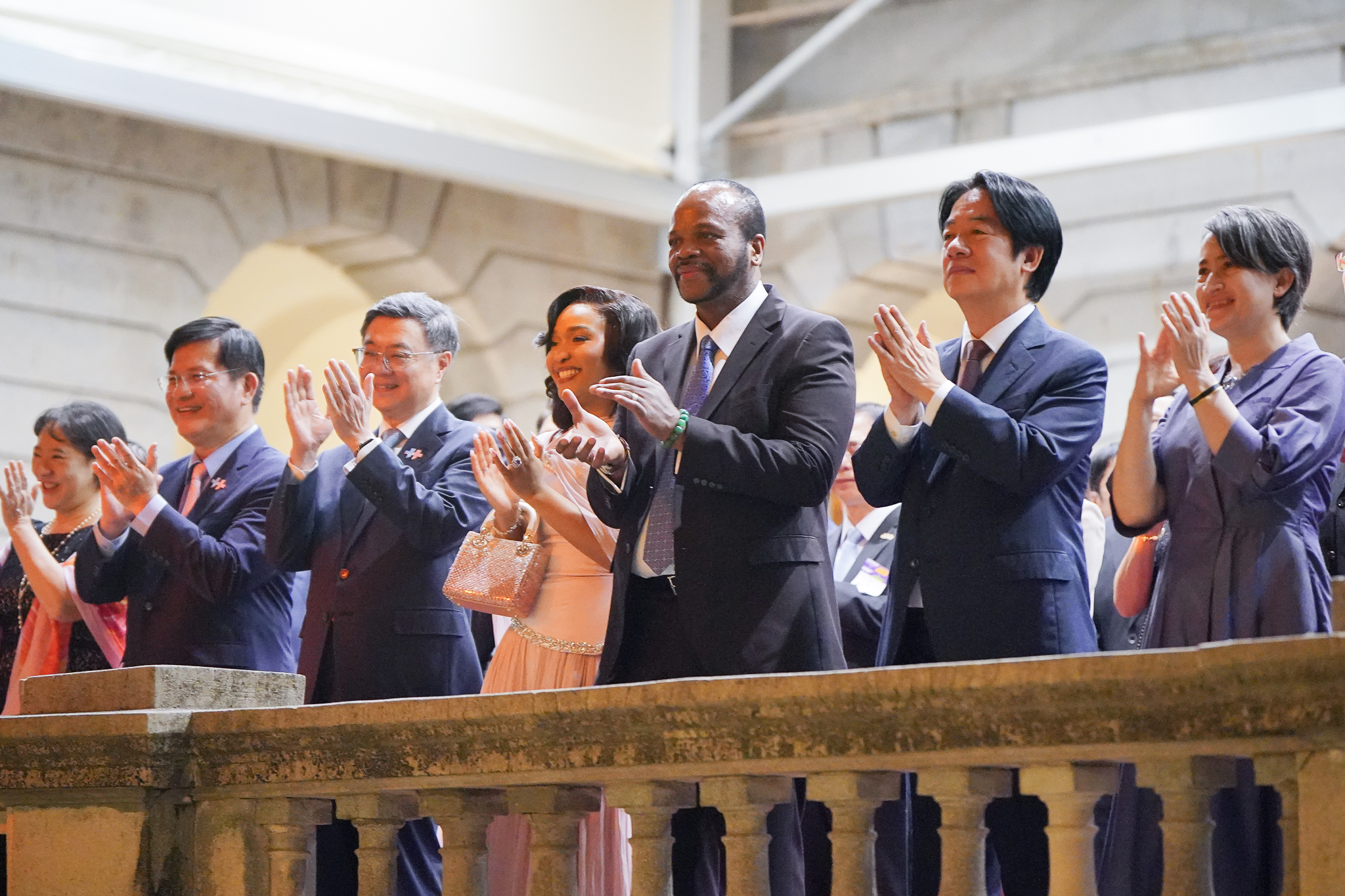 圖說七:外交部長林佳龍伉儷(左一、二)陪同賴清德總統(右二)、蕭美琴副總統(右一)、行政院長卓榮泰(左三)與史瓦帝尼國王恩史瓦帝三世陛下(H.M. King Mswati Ⅲ,右三)暨祖瑪王妃殿下(Inkhosikati Make Zuma,右四)及使節暨駐台代表團等與會貴賓,共同欣賞「九天民俗技藝團」及「泰雅原舞工坊」的精彩表演。