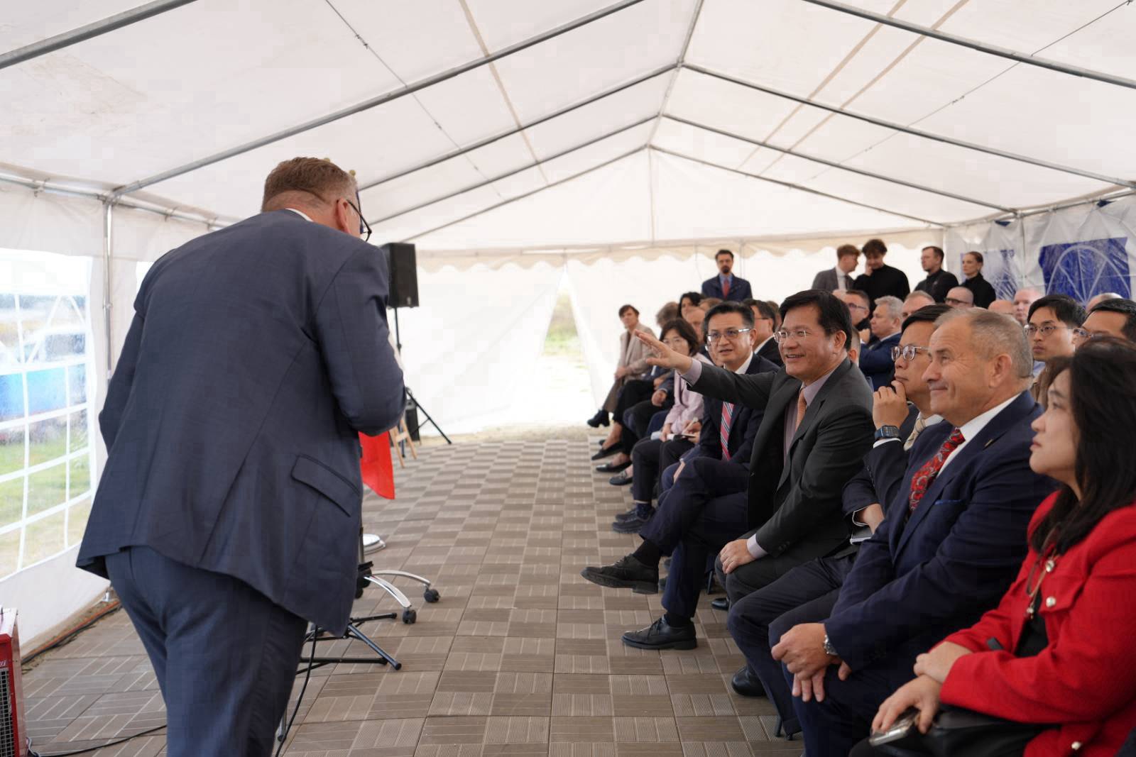 圖說二:外交部長林佳龍聽取波蘭投資貿易局等相關單位簡報。