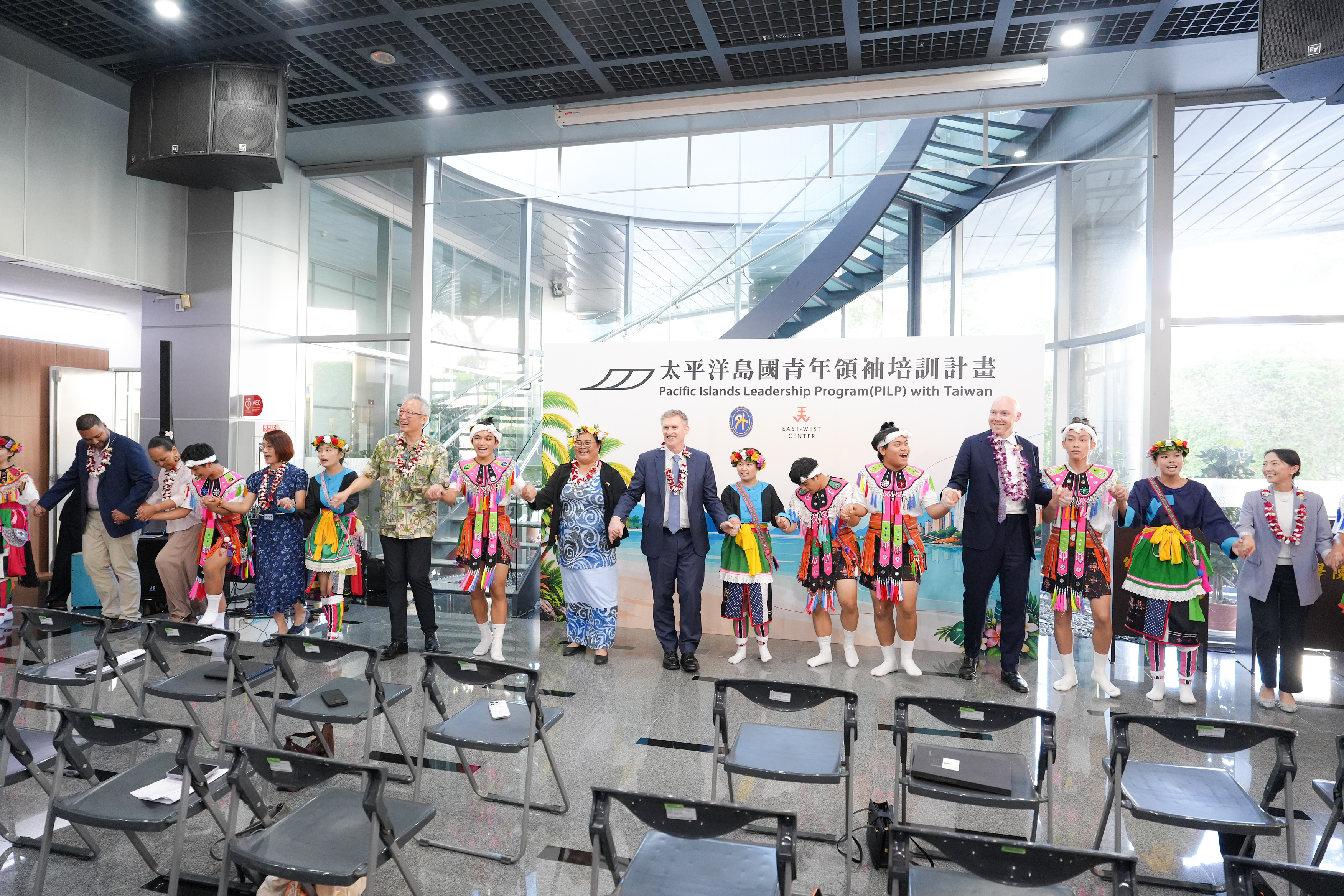 圖說四:開訓典禮受邀表演的「樹林高中原民專班」邀請與會貴賓及學員歌舞同樂。